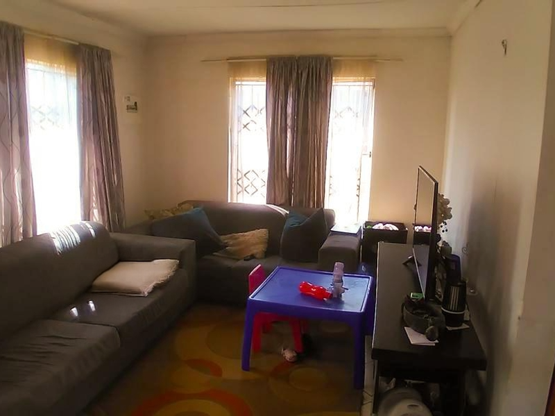 Stunning House In The Orchards Ext 47 - Photo 3