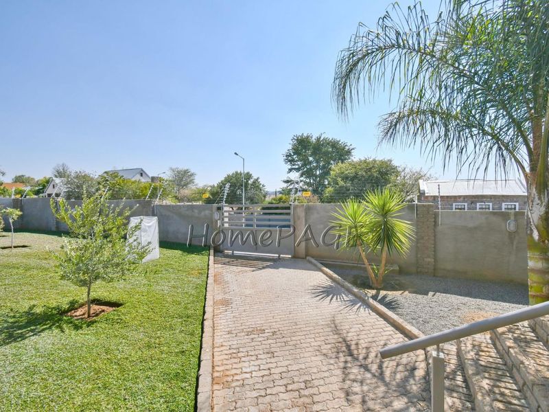 Ext 1, Outjo:  VERY NEAT, LOW MAINTENANCE 5 Bedr Home is for Sale - Photo 2