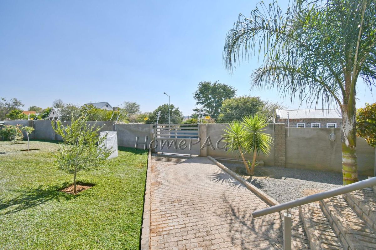 Ext 1, Outjo:  VERY NEAT, LOW MAINTENANCE 5 Bedr Home is for Sale - Photo 2