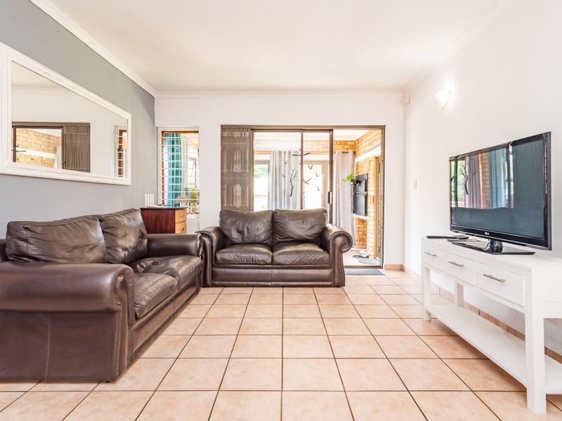 Spacious duplex townhouse with Inverter for Sale in Ruimsig Noord - Photo 10