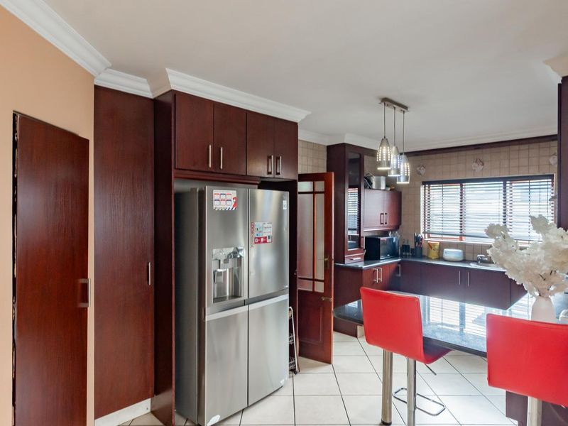 Spacious Family Home for Sale - Photo 2