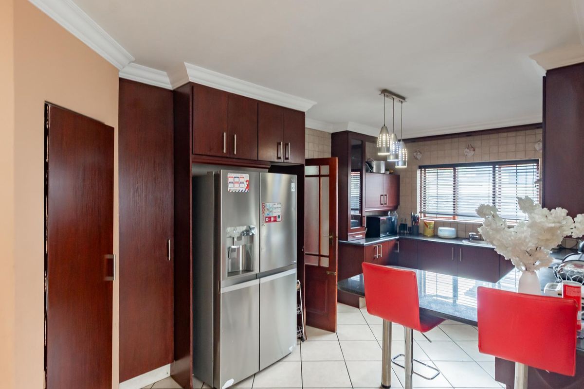 Spacious Family Home for Sale - Photo 2