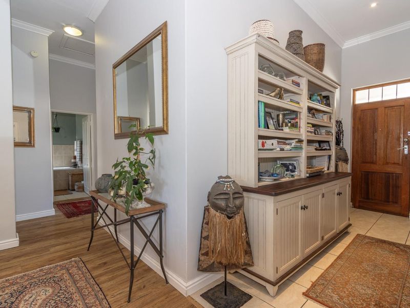 Elegant Home Perfectly Positioned For Privacy - Photo 5