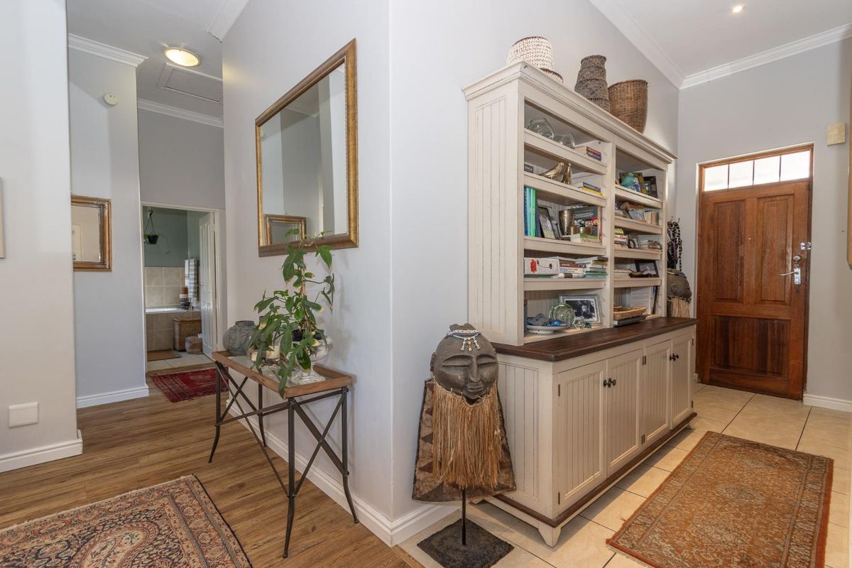 Elegant Home Perfectly Positioned For Privacy - Photo 5