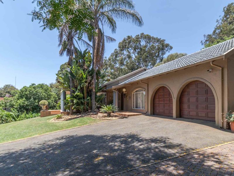 **Stunning Four-Bedroom Home with Lush Garden in Prime Location** - Photo 2