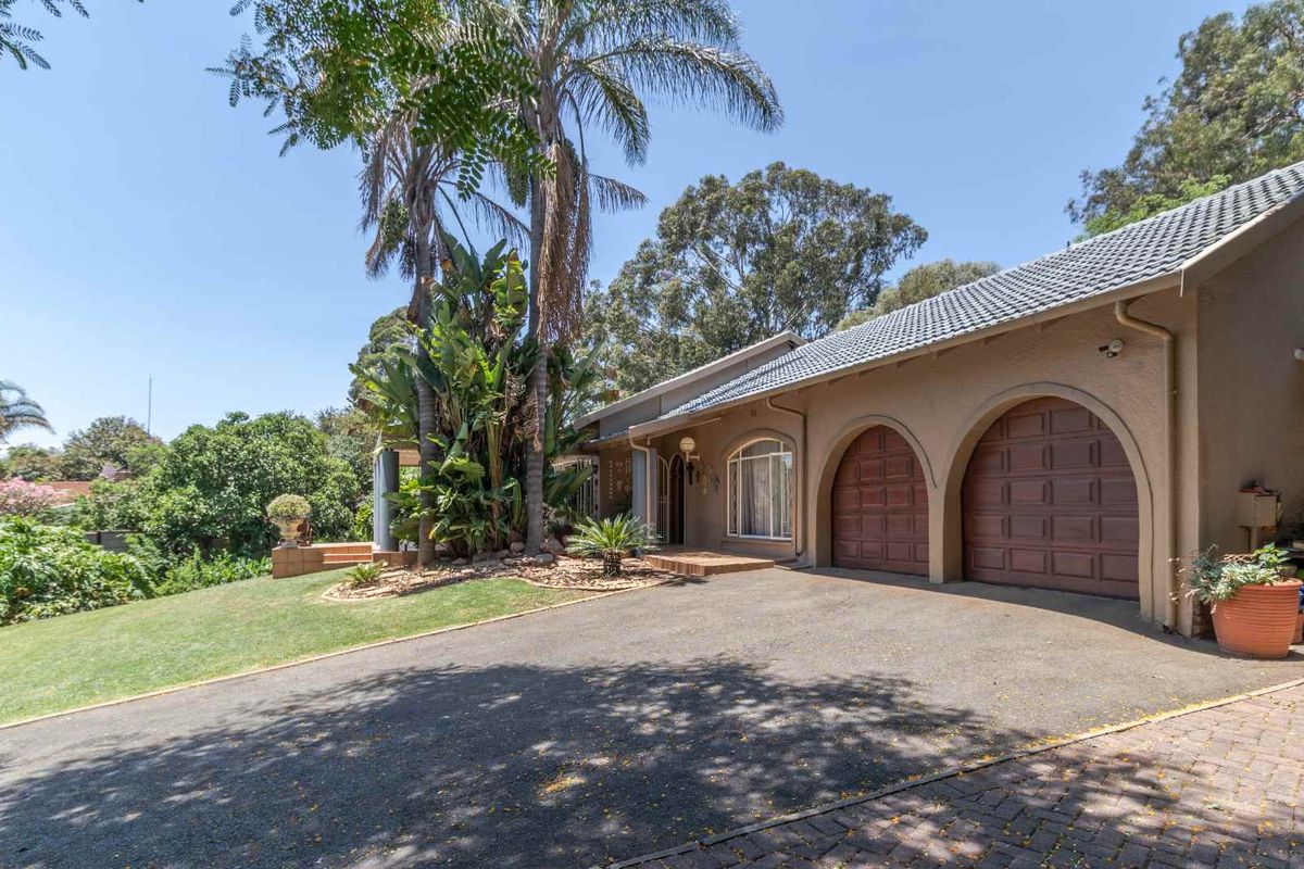 **Stunning Four-Bedroom Home with Lush Garden in Prime Location** - Photo 2