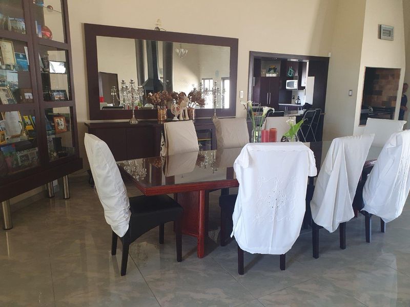 Spacious Neat Executive Home could also be utilised as a BB - Photo 10