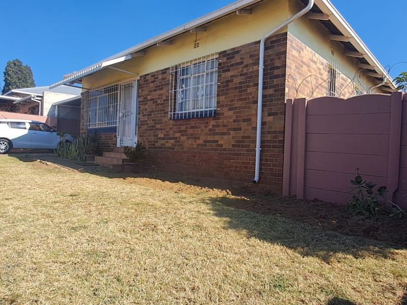 Spacious 3-Bedroom Family Home with Enclosed Patio & Double Garage - Photo 7
