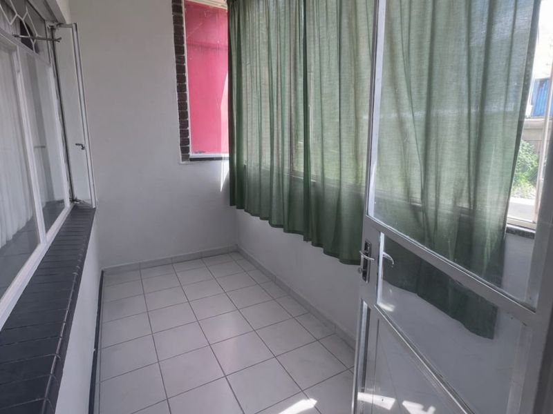 Cozy, north facing, ground-floor unit with garden access - Photo 6