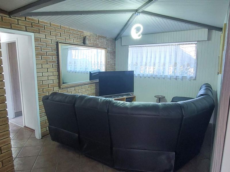 3 bedroom Entertainer with 2 bed Flat on Corner Stand - Photo 5