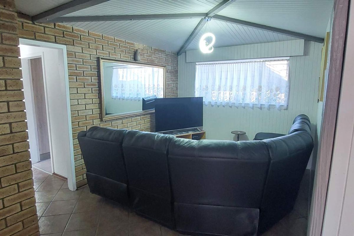 3 bedroom Entertainer with 2 bed Flat on Corner Stand - Photo 5