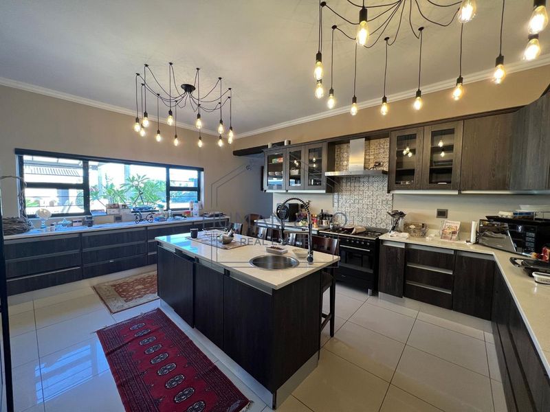 LUXURIOUS PROPERTY WITH EXQUISITE FINISHES - Photo 10