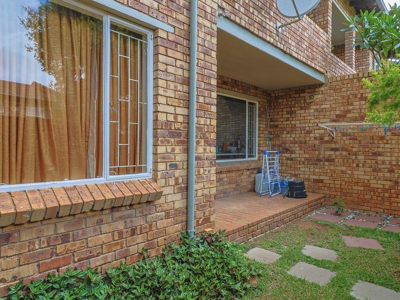 2 Bedroom Townhouse in a Secure Complex with double lock up garages - Photo 8