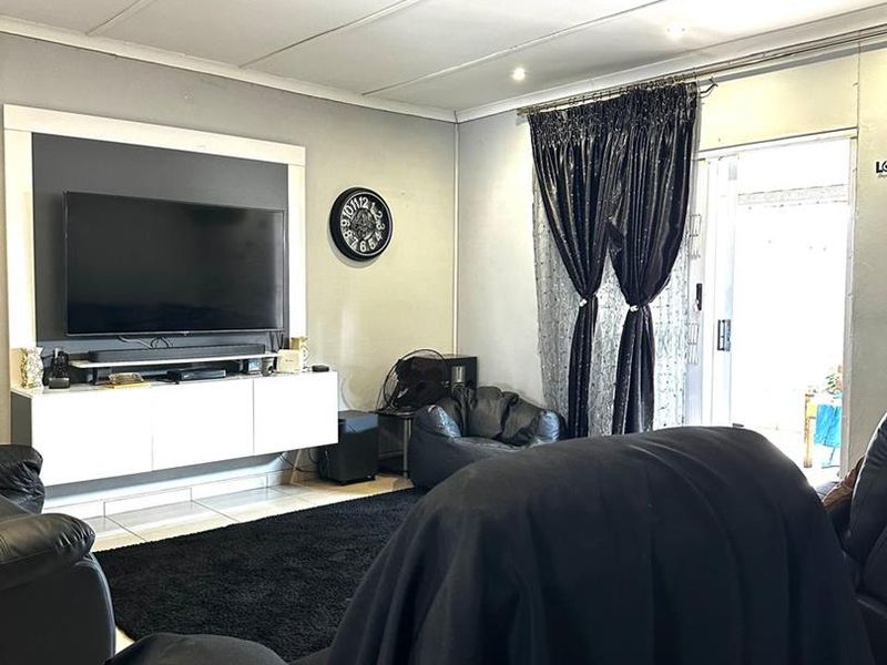 Spacious Family Home in Desirable Brackenham, Richards Bay - Photo 4
