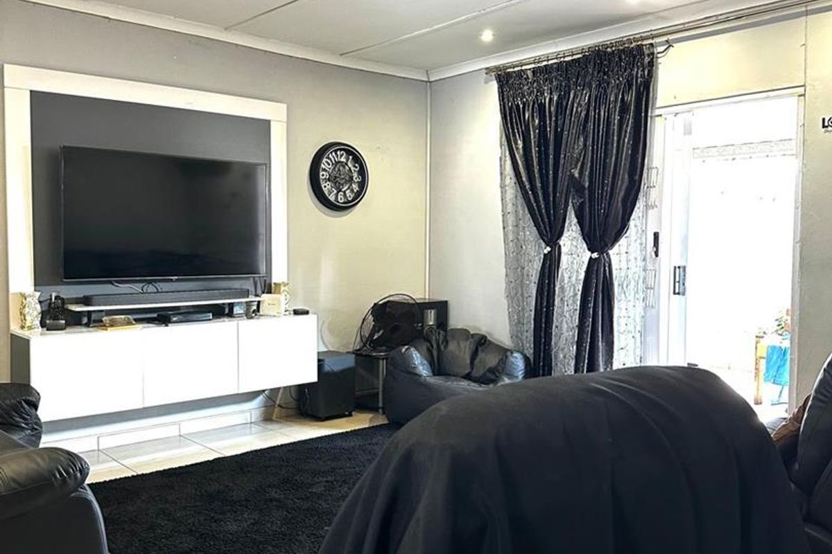 Spacious Family Home in Desirable Brackenham, Richards Bay - Photo 4