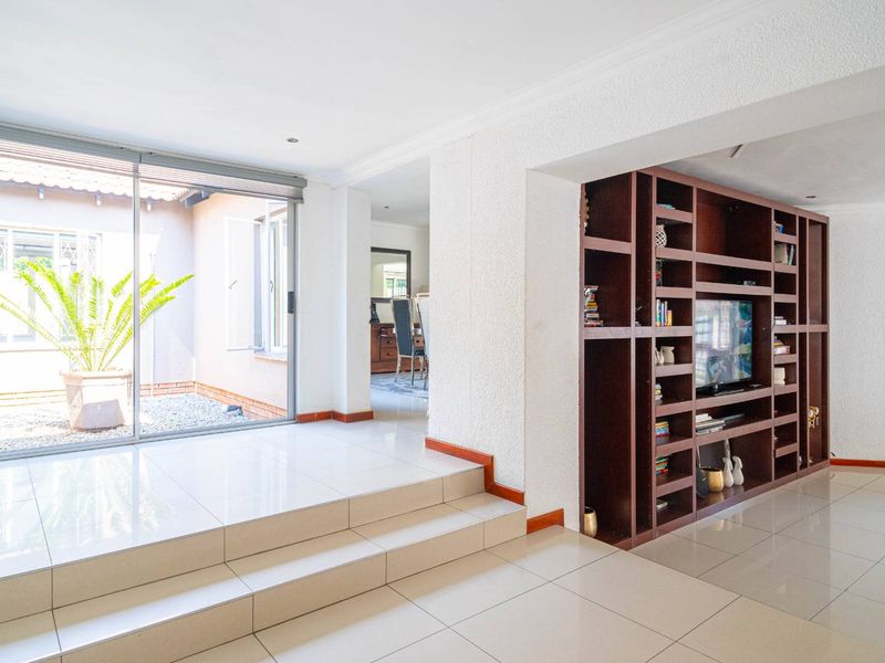 Expansion 2000m2 Family Home in Douglasdale - Photo 8