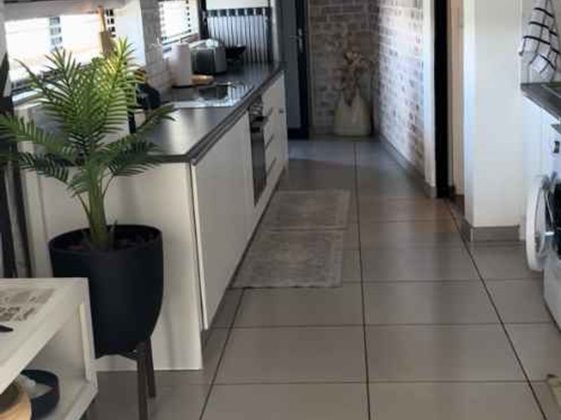 Modern and secure one bedroom unit for short term letting - Photo 3