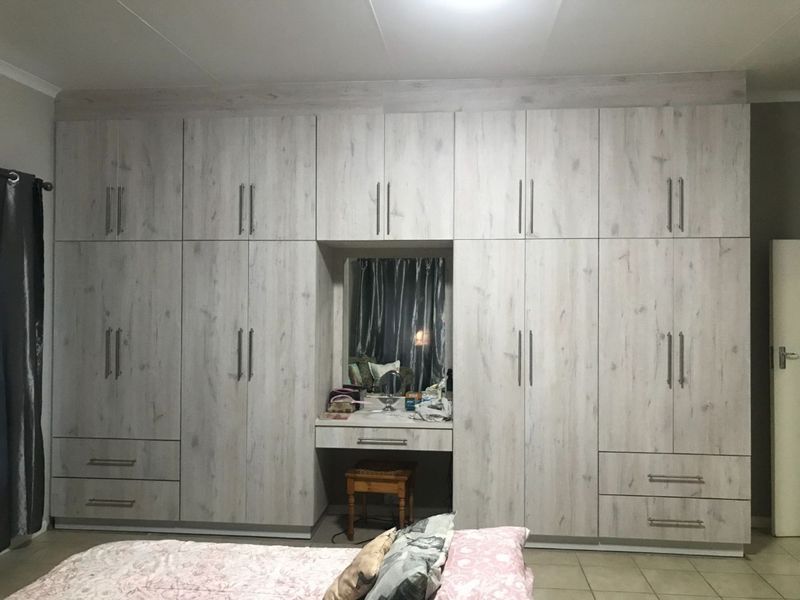 Spacious 4 Bedroom Family Home with lots of potential! - Photo 3