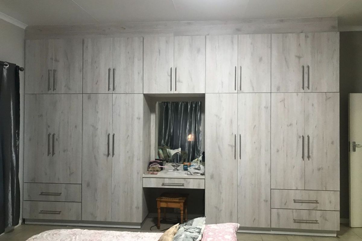 Spacious 4 Bedroom Family Home with lots of potential! - Photo 3