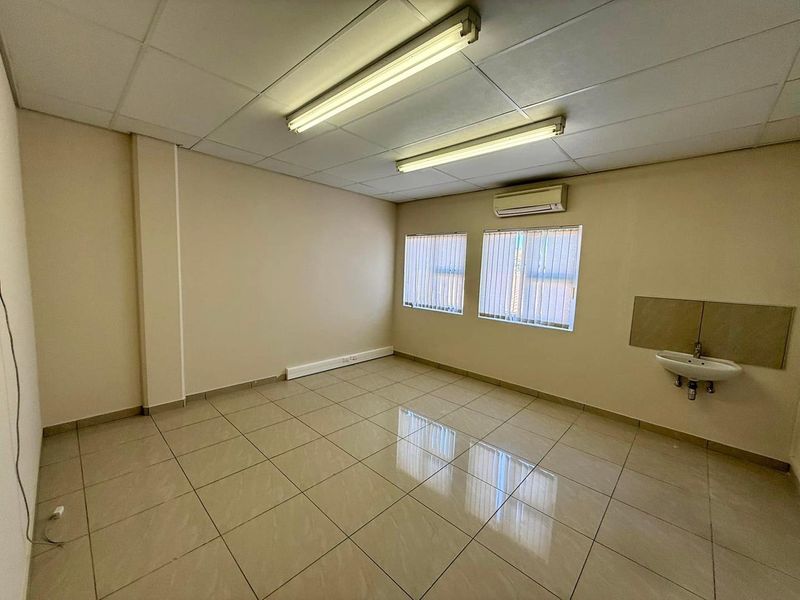 Office TO LET in Eros - Photo 3