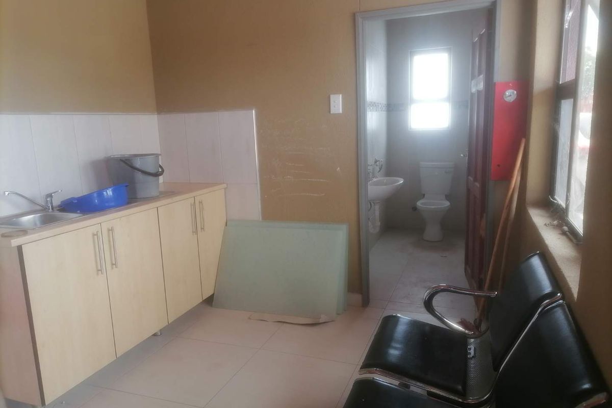 Industrial Plot with offices and workshops  - Ongwediva - Photo 2