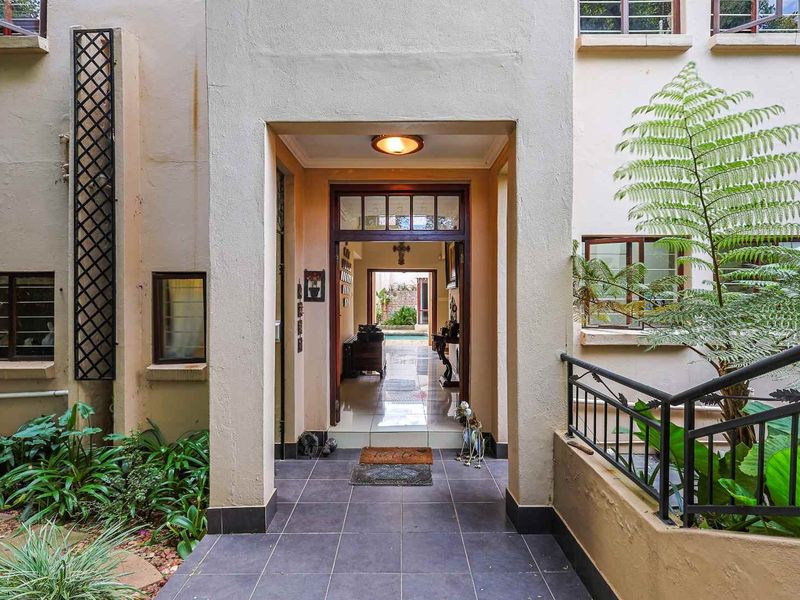 Elegant Family Living with Exceptional Entertaining Appeal in Constantia Glen - Photo 6