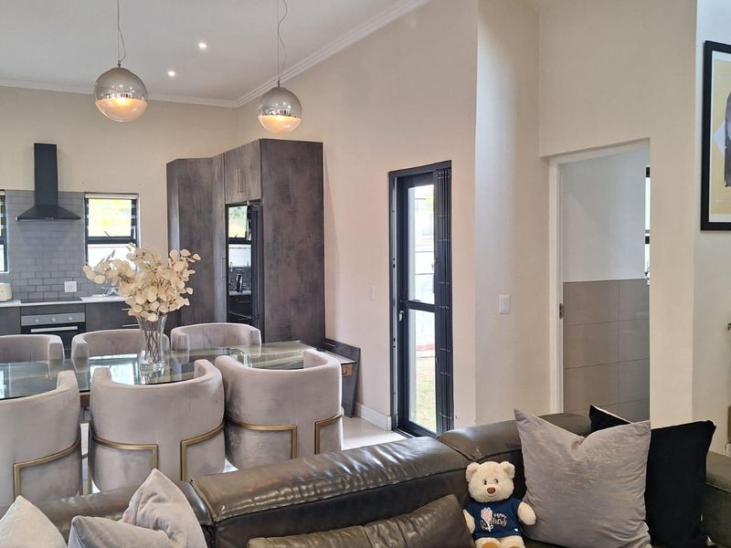 Beautiful, 3-bedroom double-storey home in Ferndale. - Photo 8