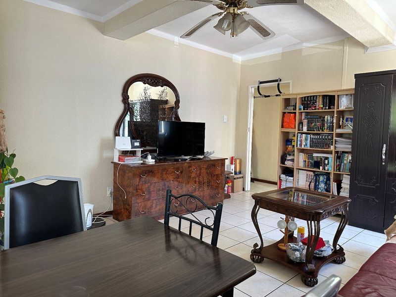 Spacious Apartment Centrally Located - Photo 5