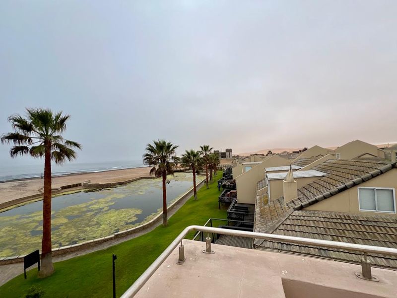 FOR SALE - 4 BEDROOM BEACHFRONT DOUBLE STORY DUET IN LONGBEACH, NAMIBIA - Photo 3