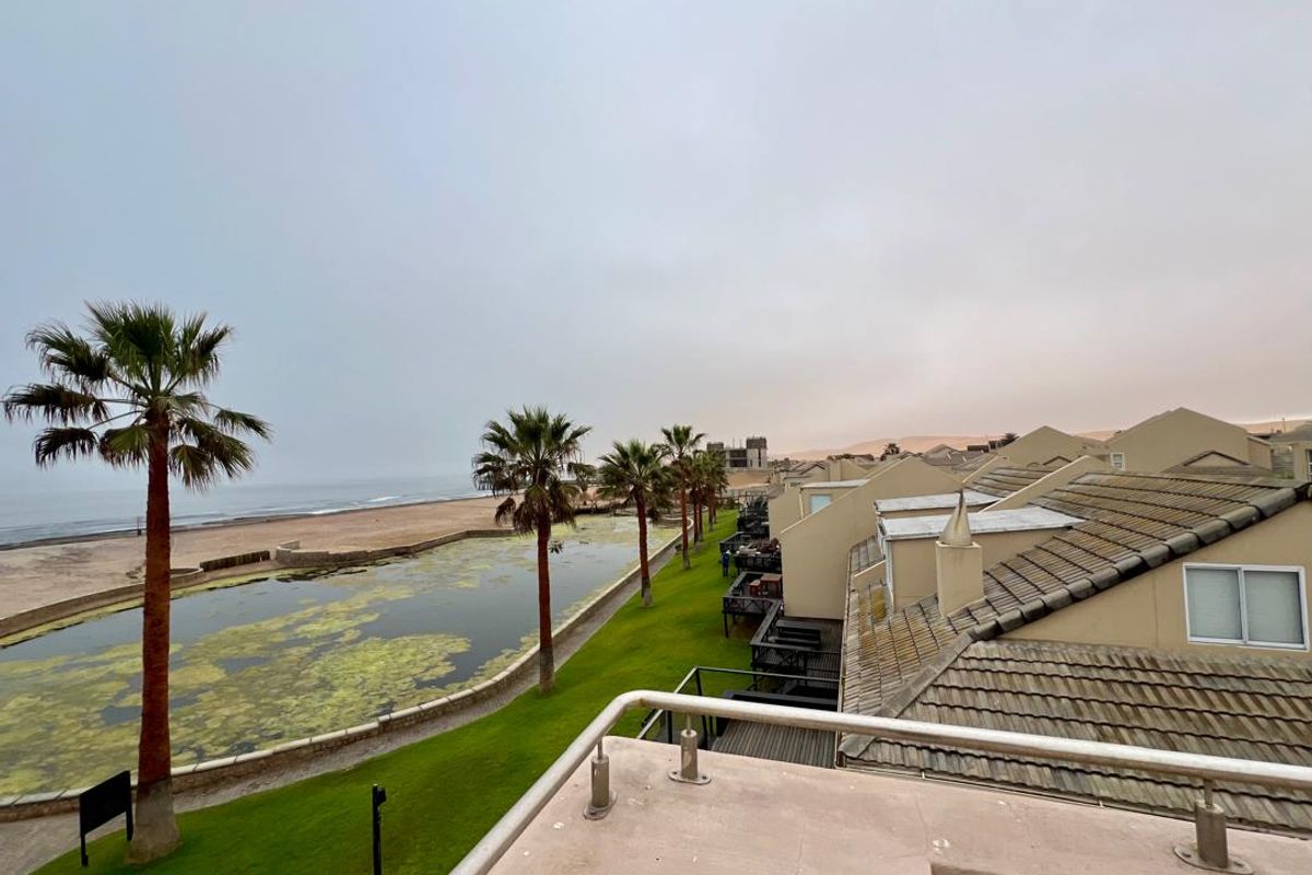 FOR SALE - 4 BEDROOM BEACHFRONT DOUBLE STORY DUET IN LONGBEACH, NAMIBIA - Photo 3