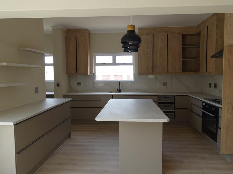 BRAND-NEW FAMILY HOME IN THE TRANQUIL ROSSMUND GOLF VILLAGE - Photo 7