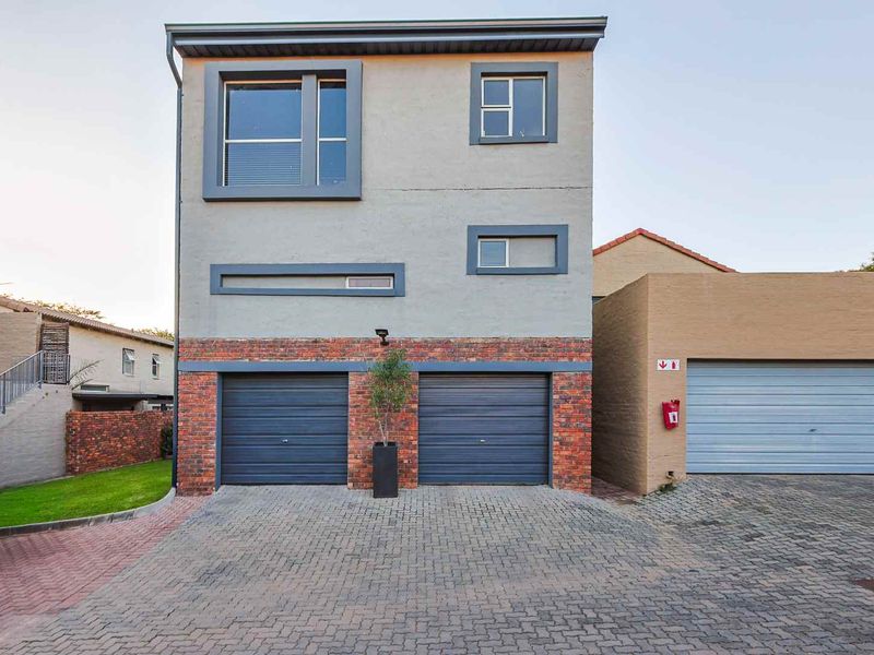 Charming & Secure Estate Living in Bronberg - Photo 3