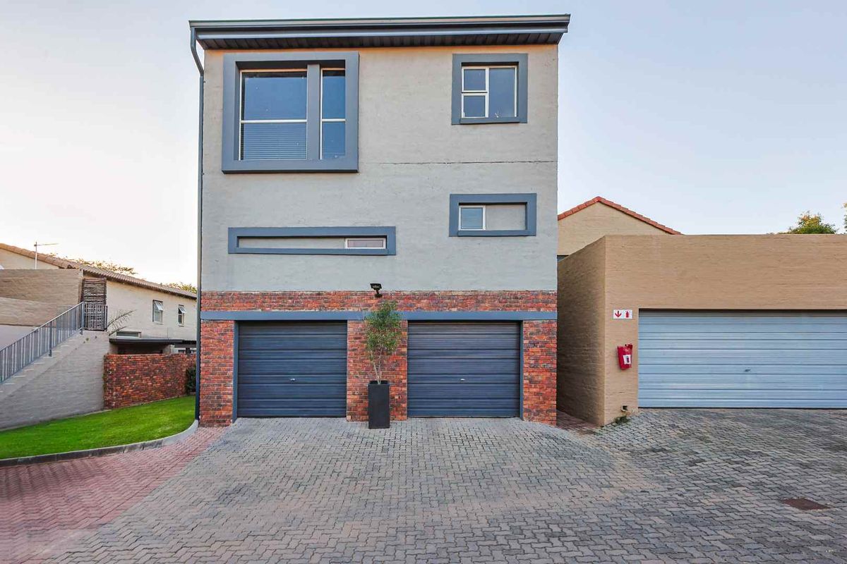 Charming & Secure Estate Living in Bronberg - Photo 3