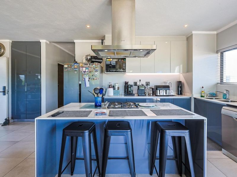 Elevated Living: An Eco-Chic Luxury Penthouse - Photo 9