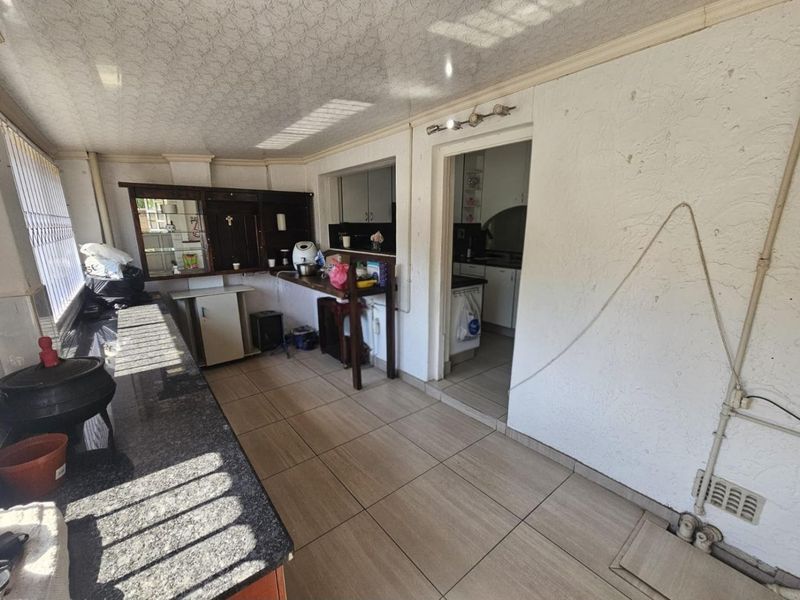 Modern 3-Bedroom Entertainer's Dream in Sought-After Yellowwood Park! - Photo 7
