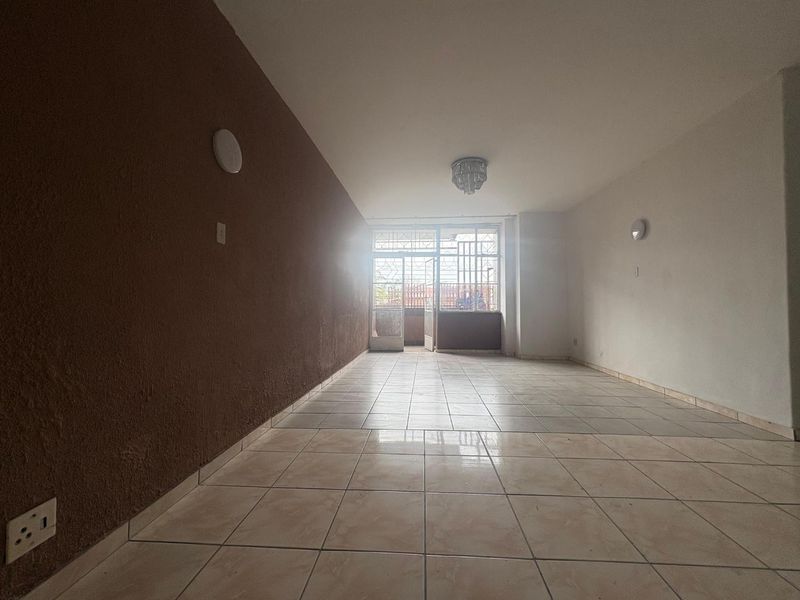 Spacious Ground Floor Apartment with Private Garden - Photo 4