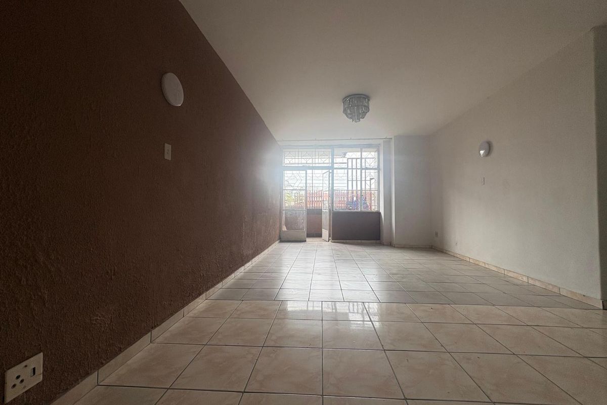 Spacious Ground Floor Apartment with Private Garden - Photo 4