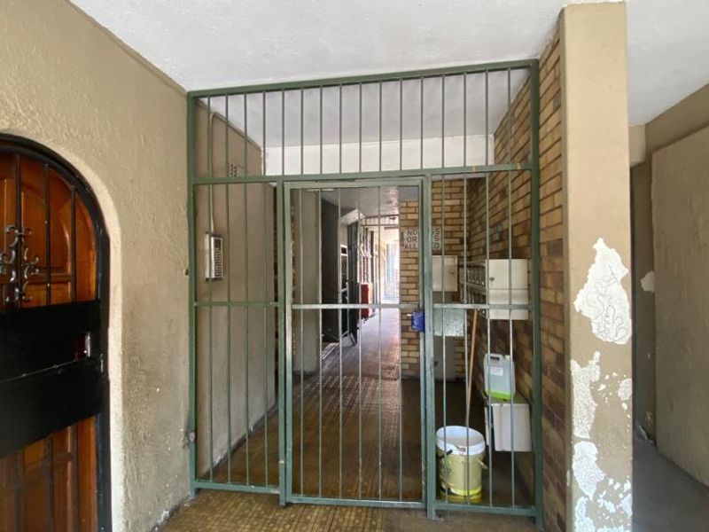 Prime location near CBD - enjoy convenience and vibrant city life! - Photo 2