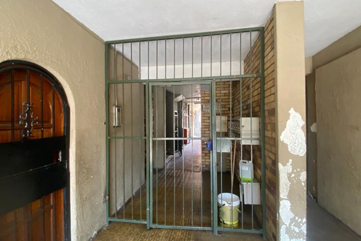 Prime location near CBD - enjoy convenience and vibrant city life! - Photo 2