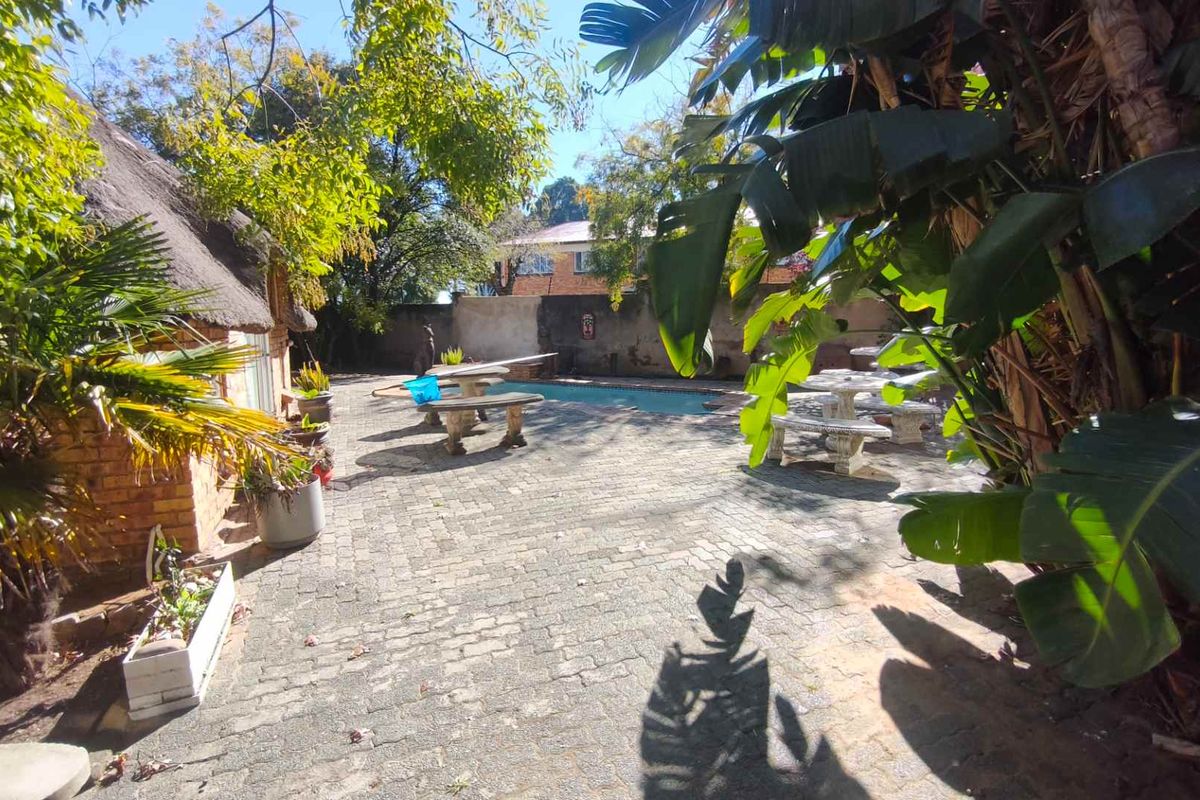 10 room rental investment property for sale in Turf Club, Johannesburg south - Photo 4