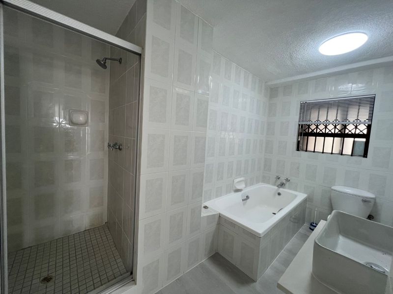 VIEWS and 2 Secure basement parkings!! - Photo 5