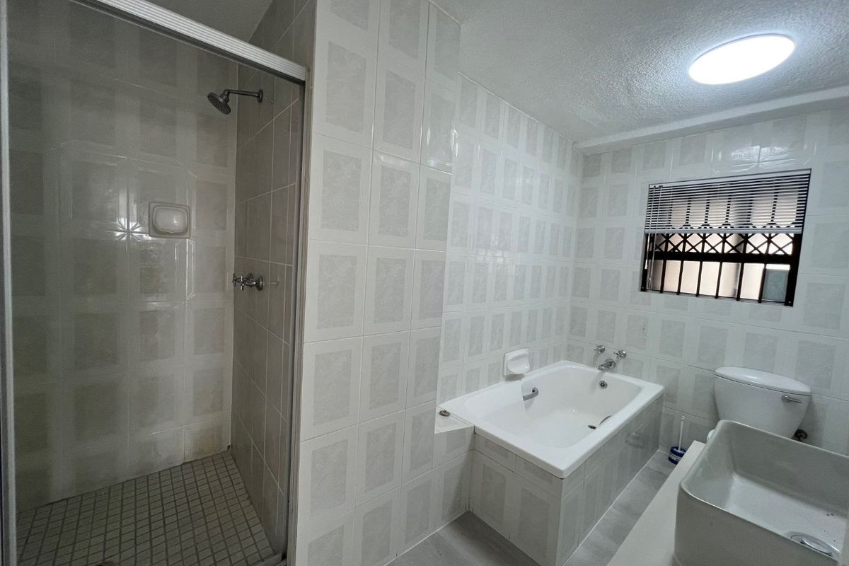 VIEWS and 2 Secure basement parkings!! - Photo 5