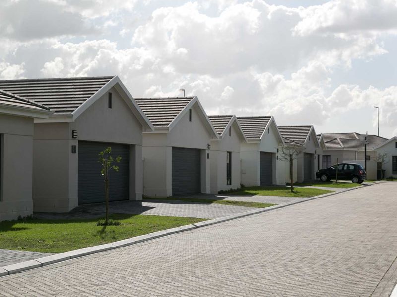 Spacious Three bedroom with Double garage - Photo 3
