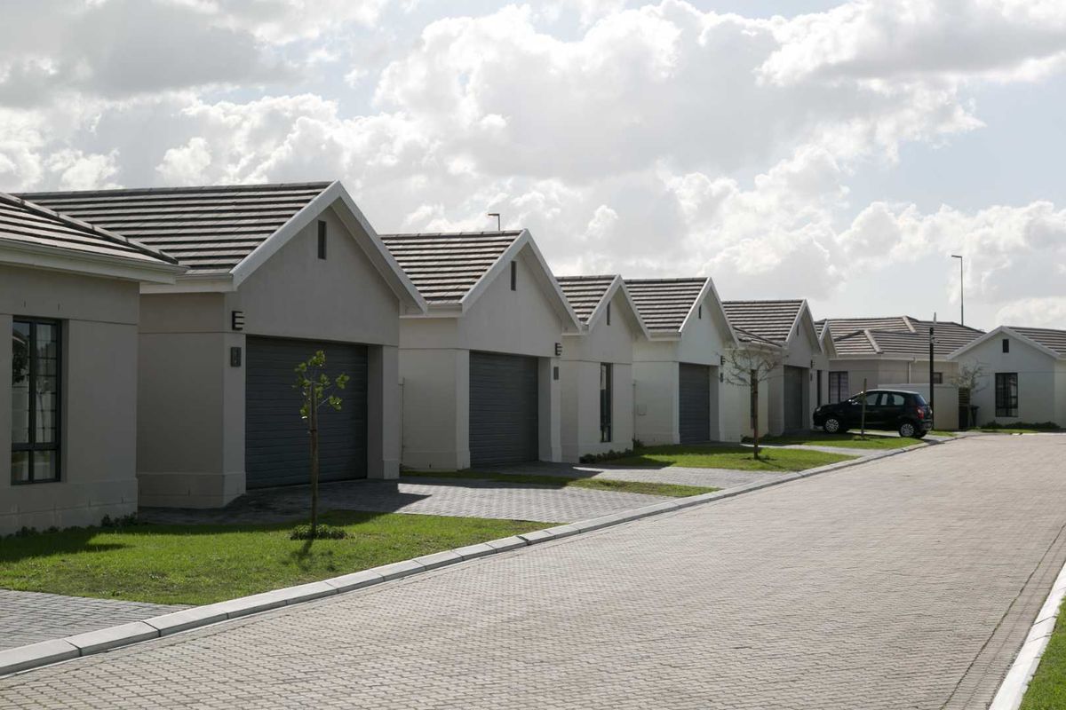 Spacious Three bedroom with Double garage - Photo 3