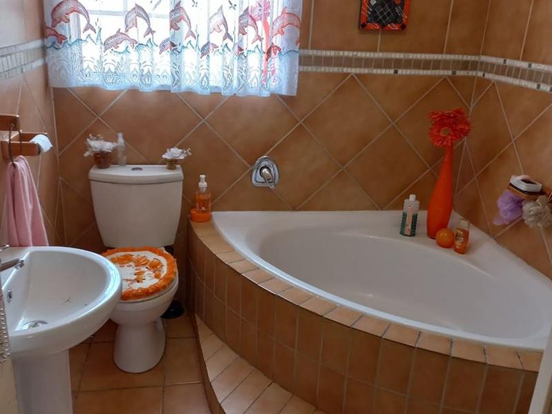 Cozy 2 bedroom unit, with one carport, available from 1 Aug - Photo 3