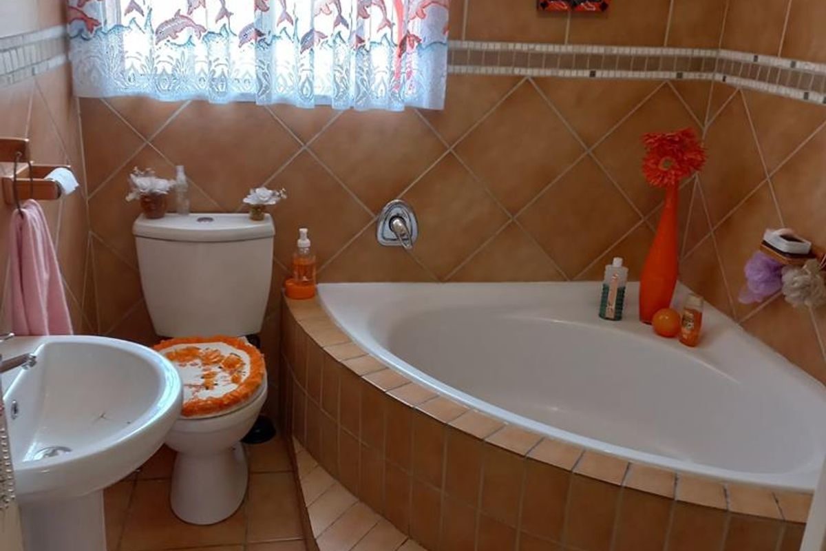 Cozy 2 bedroom unit, with one carport, available from 1 Aug - Photo 3