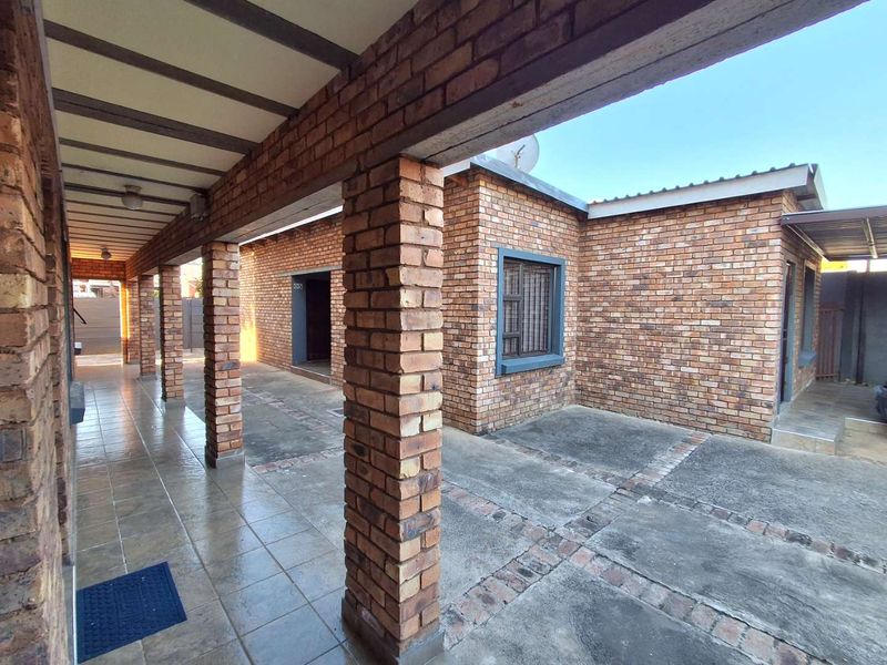 Three bedrooms house with an extra income of R31 000 for sale in Silverton - Photo 9