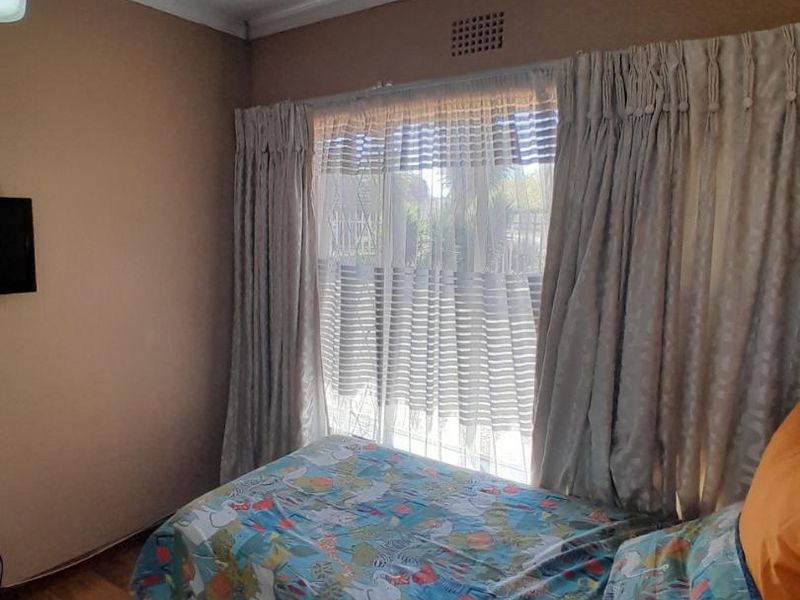 Spacious 4 Bedroom family home - Photo 3