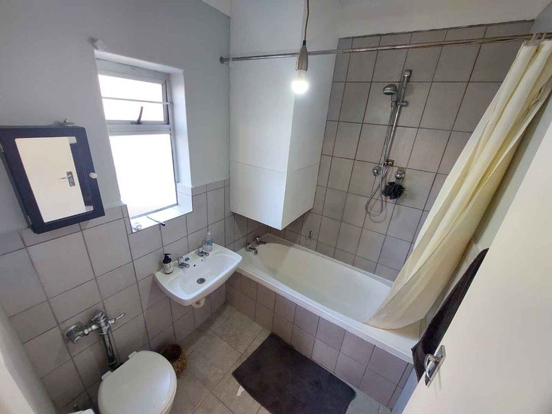 Unfurnished One-Bedroom Apartment To Let in Camps Bay! - Photo 5