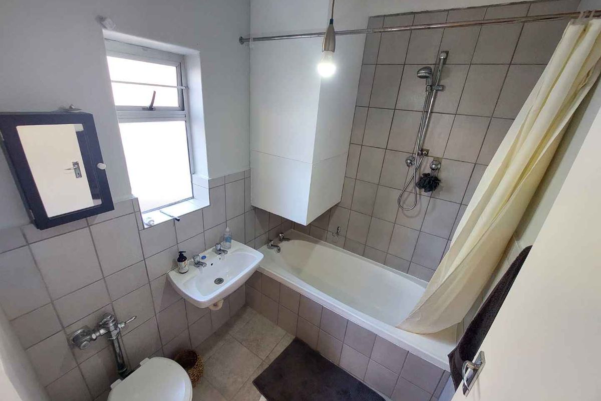 Unfurnished One-Bedroom Apartment To Let in Camps Bay! - Photo 5